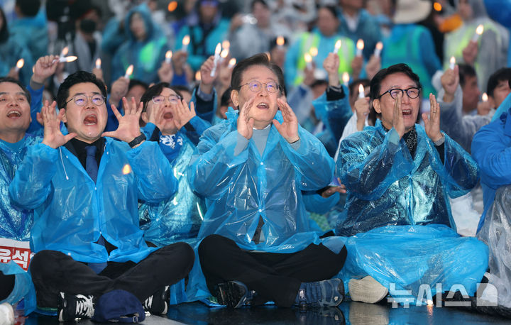 [서울=뉴시스] 김명년 기자 = 이재명 더불어민주당 대표가 16일 서울 종로구 광화문 앞에서 열린 ’김건희 윤석열 국정농단 규탄·특검 촉구 제3차 국민행동의 날‘ 집회에 참석해 함성을 외치고 있다. 2024.11.16. kmn@newsis.com