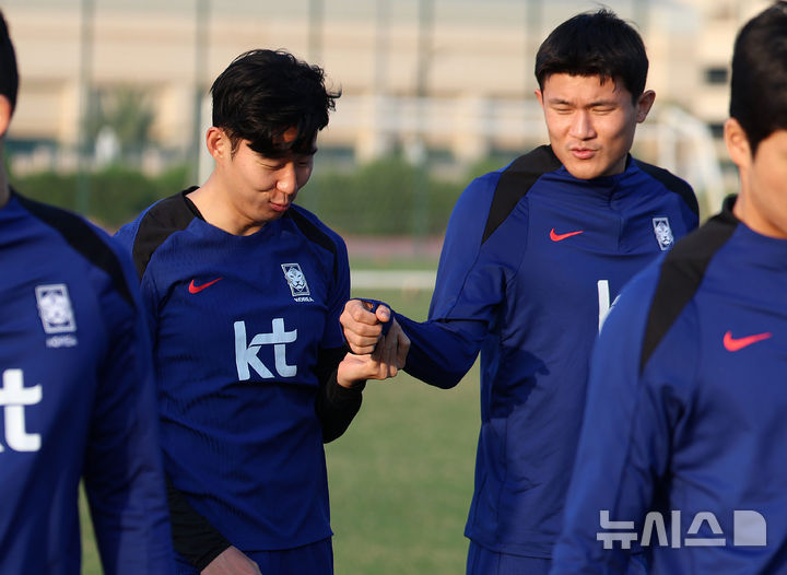 [쿠웨이트시티(쿠웨이트)=뉴시스] 이영환 기자 = 축구 대표팀 주장 손흥민이 16일 오후(현지시각) 쿠웨이트 자베르 알아흐마드 국제경기장 인근 보조구장에서 진행된 훈련에서 김민재와 대화를 하고 있다. 2024.11.16. 20hwan@newsis.com