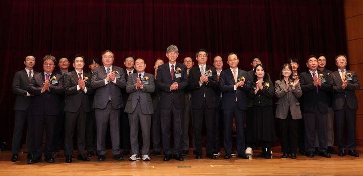 [서울=뉴시스] 채원배 뉴스1 편집국장, 정미경 머니투데이 방송 전무 등 참석자들이 지난 16일 서울 중구 매일경제 본사에서 열린 분중문화상 언론문화상 제2회 시상식에서 기념촬영을 하고 있다.(사진=인류애실천분중문화재단 제공) 2024.11.17. photo@newsis.com *재판매 및 DB 금지