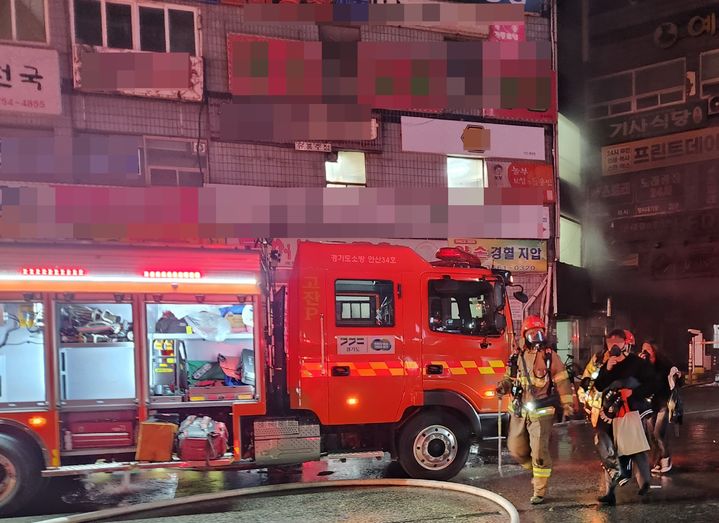 [안산=뉴시스] 17일 오전  오전 3시38분께 경기 안산시 단원구의 6층짜리 상가 건물 화재에서 소방당국이 인명을 구조하는 모습. (사진=경기도소방재난본부 제공) 2024.11.17. photo@newsis.com *재판매 및 DB 금지