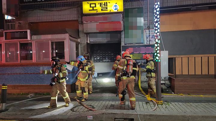 [안산=뉴시스] 17일 오전 오전 3시38분께 경기 안산시 단원구 소재 6층짜리 상가 건물 화재 모습. (사진=경기도소방재난본부 제공) 2024.11.17. photo@newsis.com  *재판매 및 DB 금지