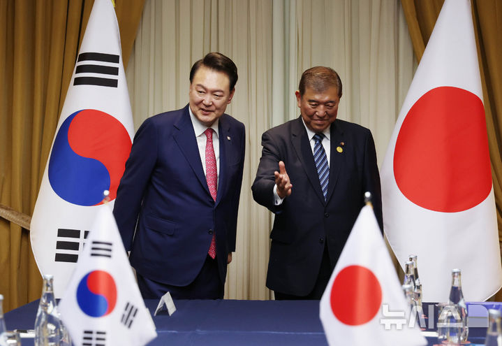 [리마=뉴시스] 조수정 기자 = 윤석열 대통령이 16일(현지시각) 페루 리마 한 호텔에서 이시바 시게루 일본 총리와 아시아태평양경제협력체(APEC) 정상회의 계기 한-일 정상회담을 위해 자리로 이동하고 있다. 2024.11.17. chocrystal@newsis.com