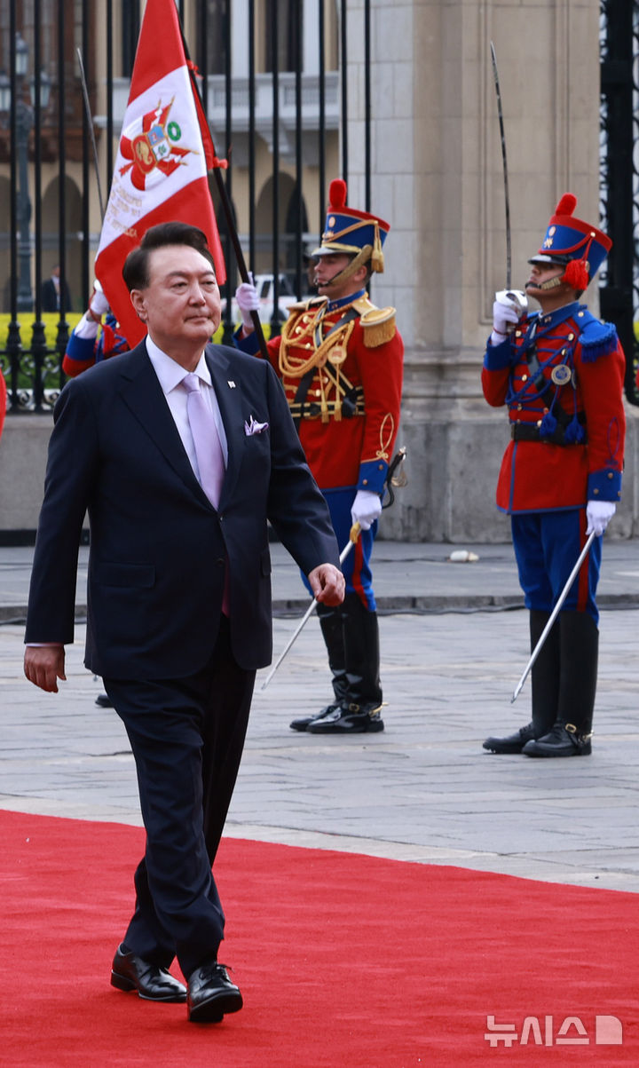 [리마=뉴시스] 조수정 기자 = 아시아태평양경제협력체(APEC) 정상회의 참석차 페루를 공식 방문한 윤석열 대통령이 16일(현지시각) 페루 리마 대통령궁 광장에서 열린 공식 환영식에서 의장대를 사열하고 있다. 2024.11.17. chocrystal@newsis.com