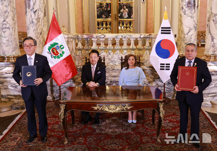 [리마=뉴시스] 조수정 기자 = 이상민 행정안전부 장관을 대신해 조태열 외교부 장관과 구스타보 아드리안센 올라야 페루 총리가 16일(현지시각) 페루 리마 대통령궁에서 윤석열 대통령과 디나 볼루아르테 페루 대통령이 임석한 가운데 열린 한·페루 디지털정부 협력센터 운영 양해각서(MOU) 및 계약 체결식에서 양해각서를 교환한 뒤 기념촬영 하고 있다. 2024.11.17. chocrystal@newsis.com