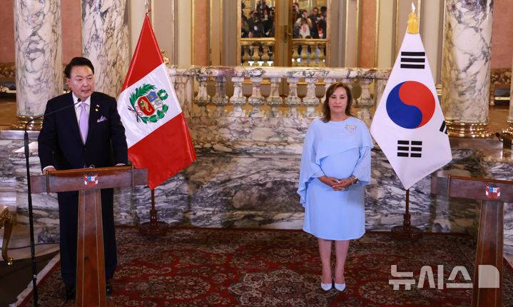 [리마=뉴시스] 조수정 기자 = 윤석열 대통령이 16일(현지시각) 페루 리마 대통령궁에서 디나 볼루아르테 페루 대통령과 한·페루 정상회담을 마친 뒤 개최한 공동언론발표에서 발언하고 있다.  2024.11.17. chocrystal@newsis.com