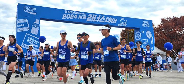 [서울=뉴시스] 배훈식 기자 = 포카리스웨트와 함께하는 2024 서울 러너스 데이가 열린 지난 16일 서울 영등포구 여의도 한강 공원에서 시각장애인 참가자들과 가이드 러너가 출발하고 있다. (사진=동아오츠카 제공) 2024.11.17. photo@newsis.com *재판매 및 DB 금지