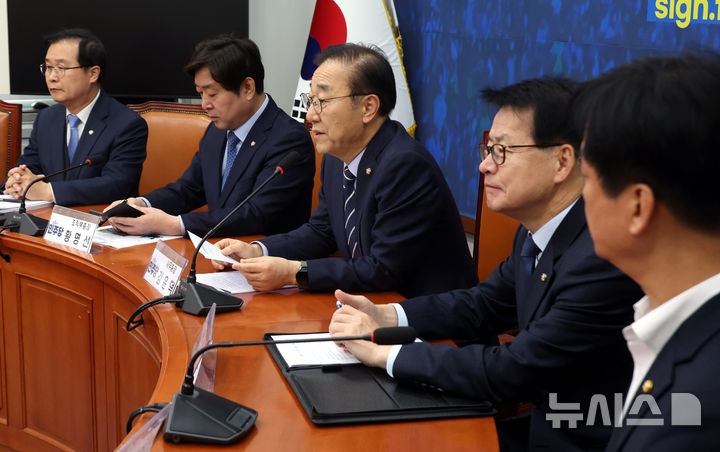 [서울=뉴시스] 조성봉 기자 = 김윤덕 더불어민주당 사무총장이 17일 오전 서울 여의도 국회에서 열린 현안 관련 기자간담회에서 발언을 하고 있다. 2024.11.17. suncho21@newsis.com