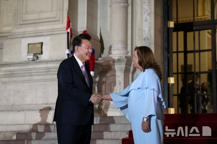 [리마=뉴시스] 조수정 기자 = 아시아태평양경제협력체(APEC) 정상회의 참석차 페루를 공식 방문한 윤석열 대통령이 16일(현지시각) 페루 리마 대통령궁에서 디나 볼루아르테 페루 대통령 주최 공식 만찬에 참석한 뒤 인사나누고 있다. (공동취재) 2024.11.17. chocrystal@newsis.com