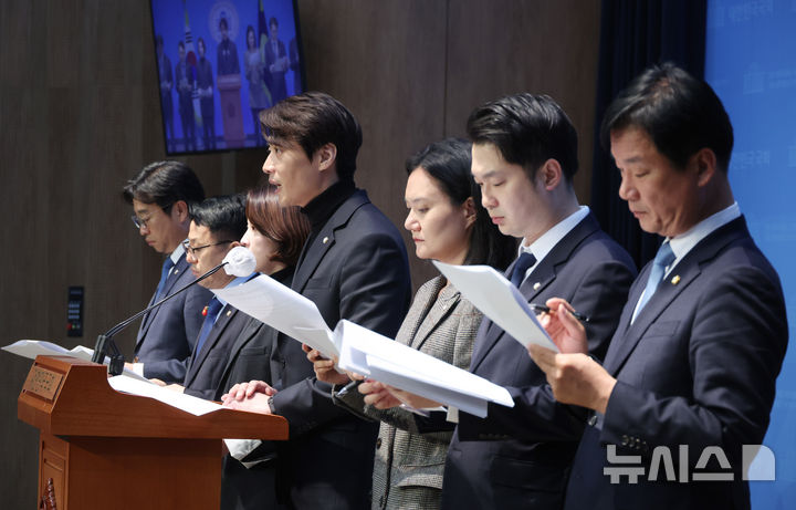 [서울=뉴시스] 조성봉 기자 = 한준호 검찰독재정치탄압대책위원장이 17일 오후 서울 여의도 국회 소통관에서 열린 이재명 대표 공직선거법 사건 1심 판결 관련 기자회견에서 발언을 하고 있다.  2024.11.17. suncho21@newsis.com