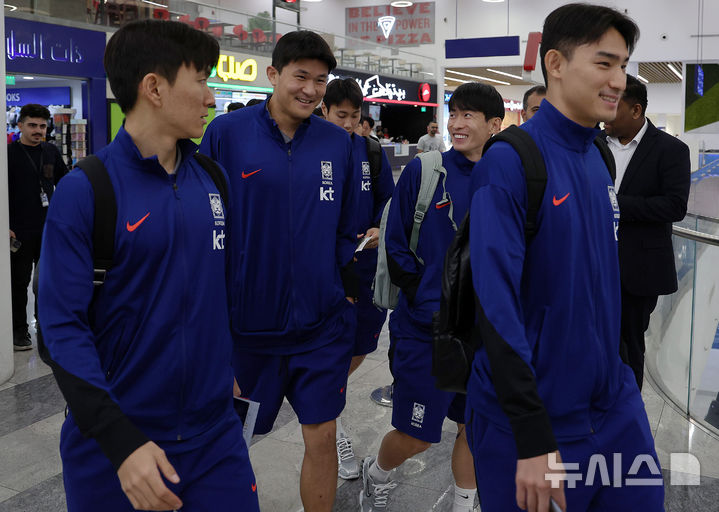 [쿠웨이트시티(쿠웨이트)=뉴시스] 이영환 기자 = 축구 대표팀 김민재, 황인범 등이 17일 오후(현지시각) 쿠웨이트 국제공항에서 요르단으로 출국을 하고 있다.  홍명보 감독이 이끄는 축구대표팀은 오는 19일 중립지역인 요르단 암만 국제경기장에서 팔레스타인과 2026 국제축구연맹(FIFA) 북중미 월드컵 아시아 3차 예선 B조 6차전을 치른다.  2024.11.17. 20hwan@newsis.com