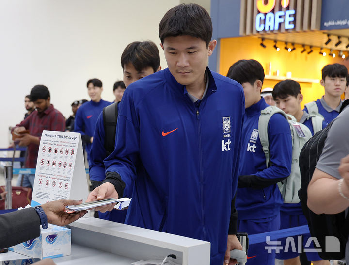 [쿠웨이트시티(쿠웨이트)=뉴시스] 이영환 기자 = 축구 대표팀 김민재가 지난해 11월17일 오후(현지시각) 쿠웨이트 국제공항에서 요르단으로 출국을 하고 있다. 홍명보 감독이 이끄는 축구대표팀은 오는 19일 중립지역인 요르단 암만 국제경기장에서 팔레스타인과 2026 국제축구연맹(FIFA) 북중미 월드컵 아시아 3차 예선 B조 6차전을 치른다. 2024.11.17. 20hwan@newsis.com