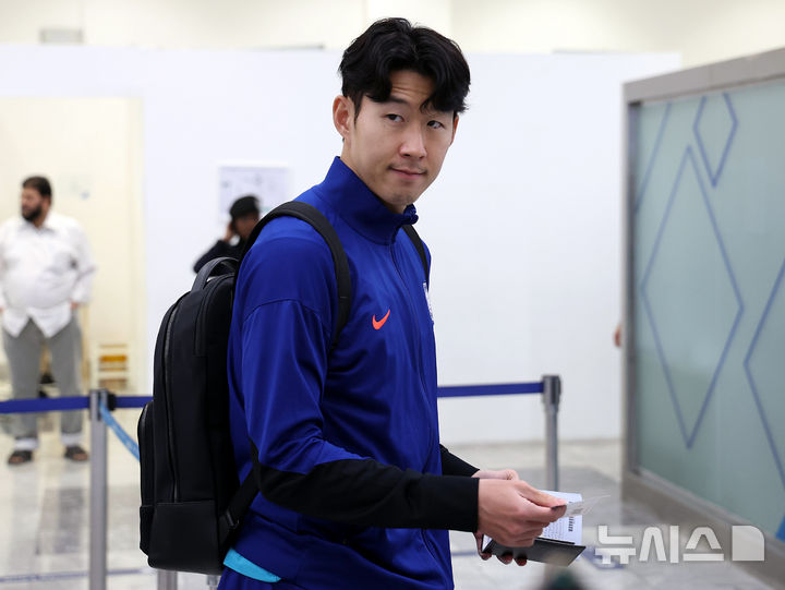 [쿠웨이트시티(쿠웨이트)=뉴시스] 이영환 기자 = 축구 대표팀 주장 손흥민이 17일 오후(현지시각) 쿠웨이트 국제공항에서 요르단으로 출국을 하고 있다.홍명보 감독이 이끄는 축구대표팀은 오는 19일 중립지역인 요르단 암만 국제경기장에서 팔레스타인과 2026 국제축구연맹(FIFA) 북중미 월드컵 아시아 3차 예선 B조 6차전을 치른다.  2024.11.17. 20hwan@newsis.com