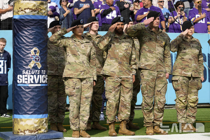 [내쉬빌 ( 미 테네시주)= AP/뉴시스] 테네시주 내쉬빌 근교의 포트 캠벨 부대 101 항공부대원들이 지난 해 11월 17일 테네시주와 미네소타주의 풋볼 경기에 앞서 인사하고 있다. 이곳 소속으로 지난 5월에 살해당한 미군 일병 카티아 두에냐스 아길라(23)의 살해범 2명이 기소되었다고 현지 클락스빌 경찰이 발표했다. 2025. 02. 09.&nbsp; 