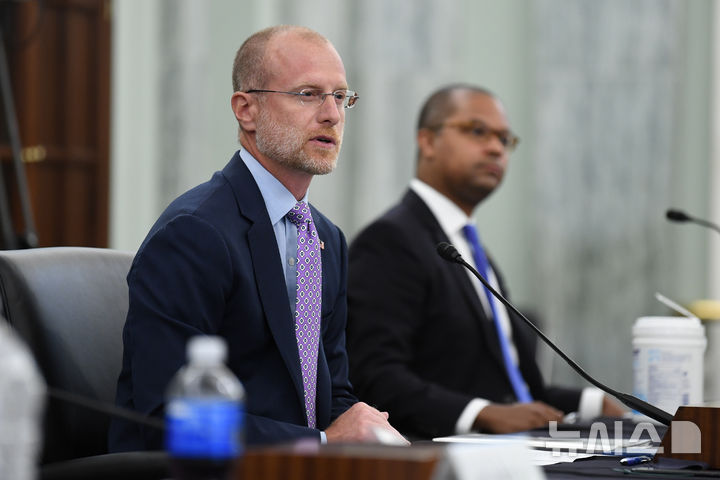 [워싱턴=AP/뉴시스]도널드 트럼프 대통령 당선인은 17일(현지시각) 미국 연방통신위원회(FCC) 위원장으로 브렌던 카 FCC 공화당 소속 위원을 지명했다. 사진은 브랜던 카 미국 연방통신위원회(FCC) 위원이 2020년 6월24일 워싱턴에서 열린 FCC 대상 상원 청문회에서 질문에 답하는 모습. 2024.11.18