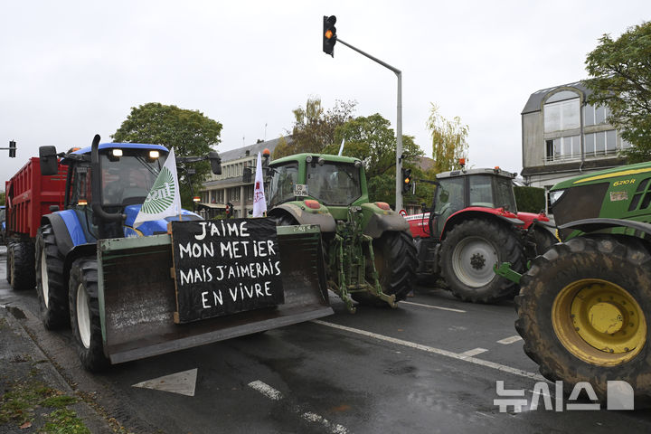 [보베=AP/뉴시스] 지난해 11월18일(현지시각) 프랑스 북부 보베에서 농민들이 유럽연합(EU)과 메르코수르(남미공동시장) 간 자유무역협정(FTA)에 반대하며 트랙터 시위를 벌이는 모습. 2025.09.04.
