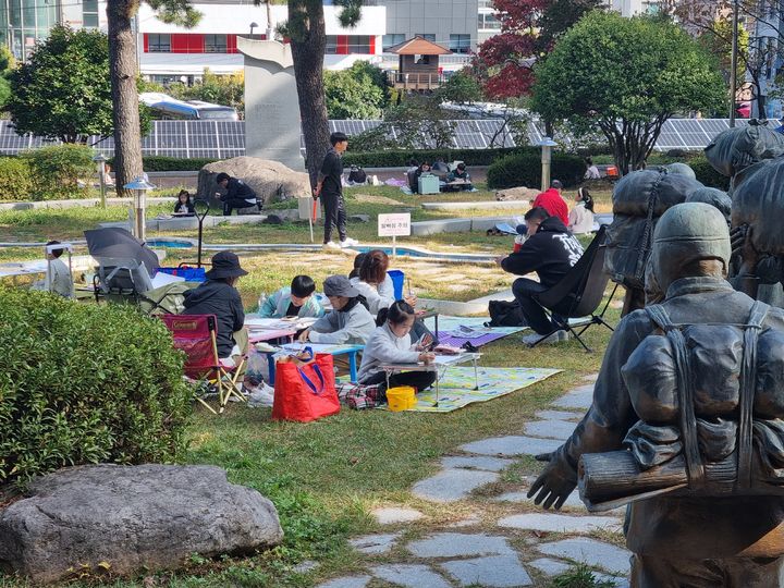 [거제=뉴시스] 신정철 기자= 거제시가 우리가 잊지 말아야 할 역사 속 흥남철수가 ‘크리스마스의 기적’이라고 불리는 이유를 어린이들에게 알리기 위해 ‘2024 흥남철수 기념 초등생 그림그리기 대회’를 개최했다.사진은 지난 16일 거제포로수용소유적공원에서 어린이들이 흥남에서 거제까지, 멀고 험했던 6.25전쟁 피난길을 그림으로 그리고 있다.(사진=거제시 제공).2024.11.18. *재판매 및 DB 금지