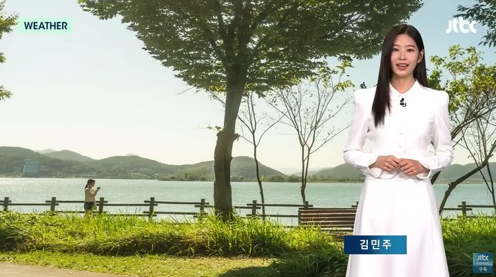 [서울=뉴시스] 그룹 '아이즈원' 출신 배우 김민주가 일일 기상캐스터로 깜짝 변신했다. (사진=JTBC) *재판매 및 DB 금지