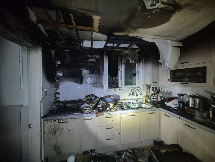 [부산=뉴시스] 17일 오후 7시54분께 부산 부산진구의 한 아파트 1층 A씨의 집 주방에서 화재가 발생했다. (사진=부산소방재난본부 제공) 2024.11.18. photo@newsis.com *재판매 및 DB 금지