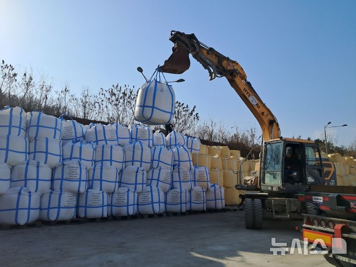 [성남=뉴시스] 성남시 관계자가 중원구 하대원동 야적장에서 겨울철 제설에 사용할 염화칼슘을 비축하고 있다 (사진=성남시 제공) 2024. 11. 18.photo@newsis.com *재판매 및 DB 금지