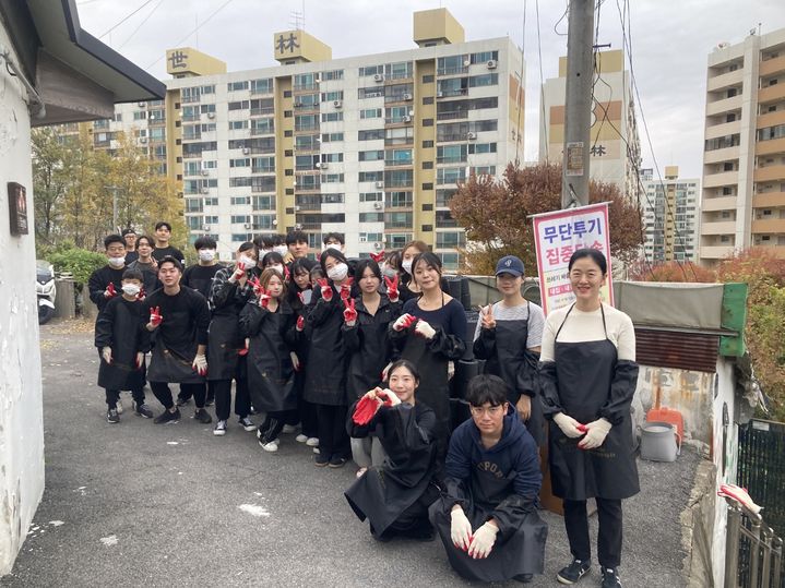 동국대 참사람봉사단이 2024년 사랑의 연탄나눔 봉사활동 기념사진을 촬영하고 있다. (사진=동국대 제공) *재판매 및 DB 금지