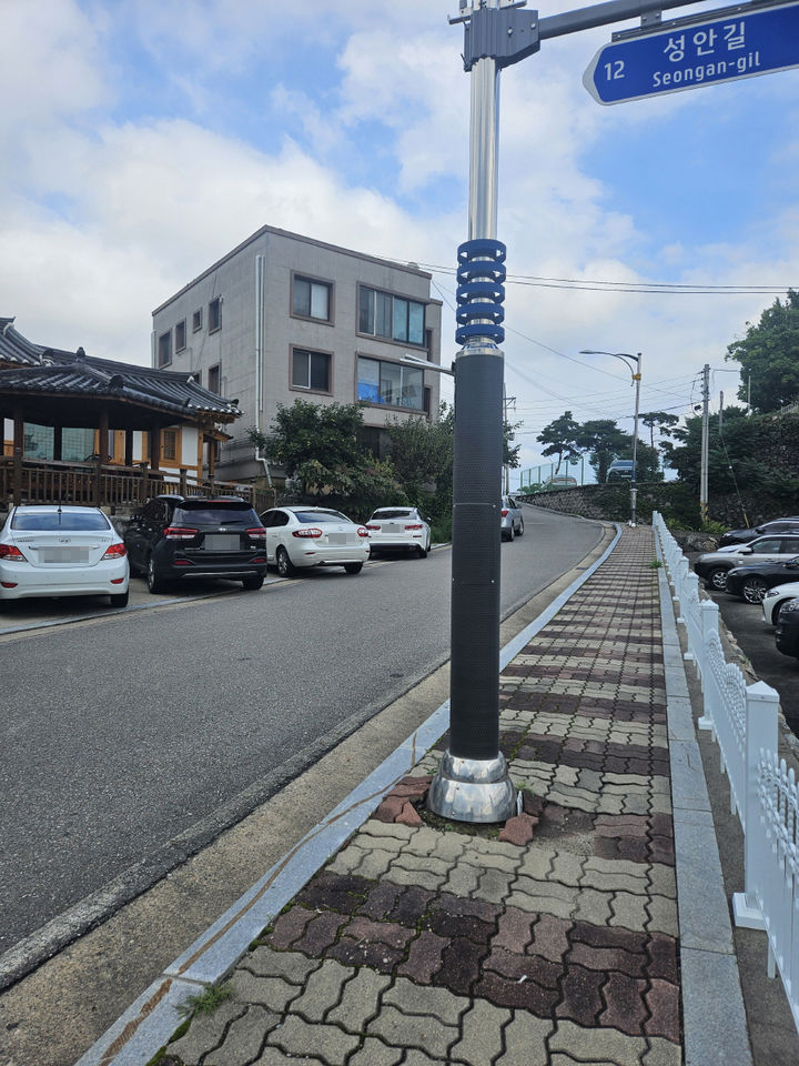 [양양=뉴시스] 불법광고물 부착을 방지를 위해 방비시트가 부착된 가로등 모습. (사진=양양군 제공). photo@newsis. com  *재판매 및 DB 금지