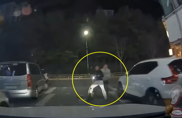 [서울=뉴시스]남학생 두 명이 헬멧을 쓰지 않은 채 전동킥보드를 타고 일방통행 도로를 역주행하다 차와 부딪히는 사고가 발생한 가운데 학생들의 부모가 "튀어나온 차주가 잘못했다"고 주장해 누리꾼들의 공분을 사고 있다. (사진=유튜브 채널 '한문철TV') *재판매 및 DB 금지