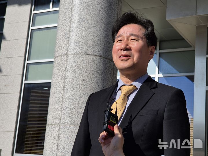 [부산=뉴시스] 권태완 기자 = 김형찬 부산 강서구청장이 18일 오후 부산 강서구 부산지법 서부지원 앞에서 재판 관련 입장을 밝히고 있다. 2024.11.18. kwon97@newsis.com