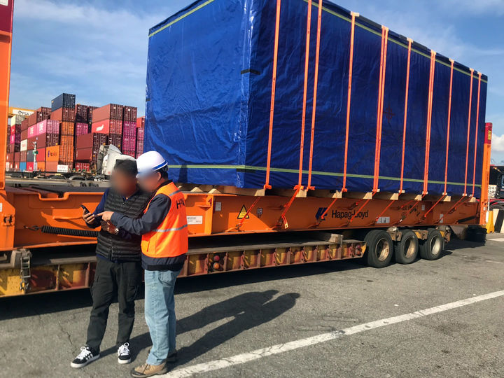 [부산=뉴시스] 부산항 신항 4부두 OOG화물차 기사에 '올컨e' 시스템 사용법을 설명하는 모습. (사진=부산항만공사 제공) 2024.11.18. photo@newsis.com&nbsp;&nbsp; *재판매 및 DB 금지