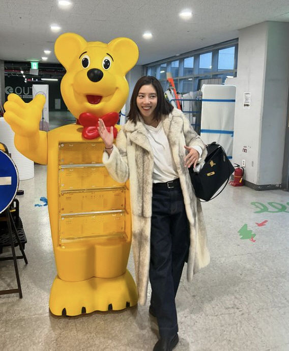 [서울=뉴시스] 18일 손담비는 자신의 사회관계망서비스(SNS)에 "운동하고 먹고 수다 떨고"라며 여러 장의 사진을 올렸다.(사진=인스타그램 갈무리) *재판매 및 DB 금지