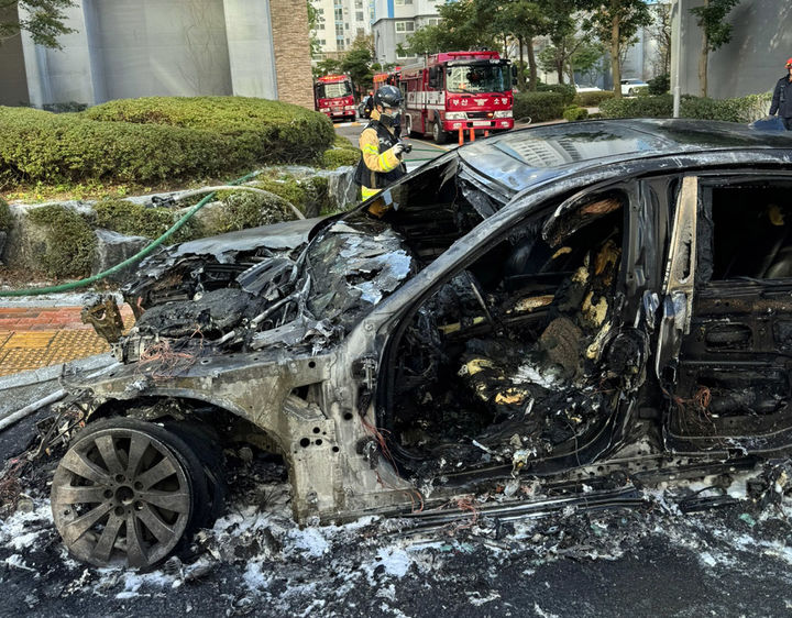 [부산=뉴시스] 18일 오전 부산 사하구의 한 아파트단지 내 도로를 주행 중이던 승용차에서 불이 났다. (t사진=부산소방재난본부 제공) 2024.11.18. photo@newsis.com *재판매 및 DB 금지