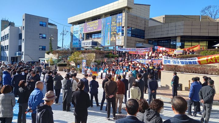 [안동=뉴시스] 18일 안동시청에서 권기창 안동시장과 김학동 예천군수가 대구경북 행정통합 반대 성명을 발표하고 있다.  2024.11.18. spring@newsis.com *재판매 및 DB 금지