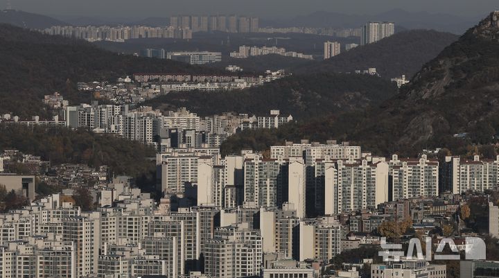 [서울=뉴시스] 정병혁 기자 = 사진은 18일 서울 중구 남산에서 바라본 서울시내 아파트. 2024.11.18. jhope@newsis.com