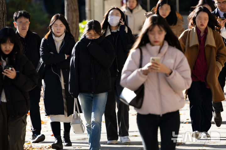 [서울=뉴시스] 김근수 기자 =  추운 가을 날씨를 보인 18일 서울 중구 세종대로에서 시민들이 출근길에 나서고 있다. 2024.11.18. ks@newsis.com