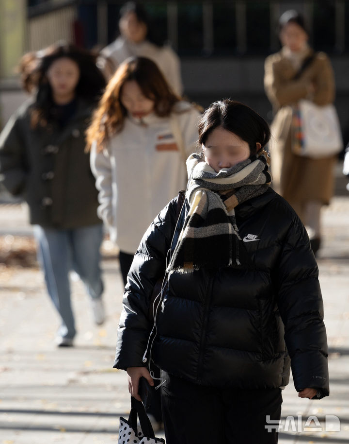 [서울=뉴시스] 김근수 기자 =  추운 가을 날씨를 보인 18일 서울 중구 세종대로에서 시민들이 출근길에 나서고 있다. 2024.11.18. ks@newsis.com