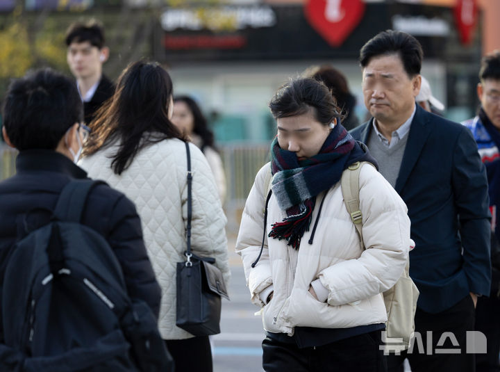 [서울=뉴시스] 김근수 기자 =  추운 가을 날씨를 보인 18일 서울 중구 세종대로에서 시민들이 출근길에 나서고 있다. 2024.11.18. ks@newsis.com