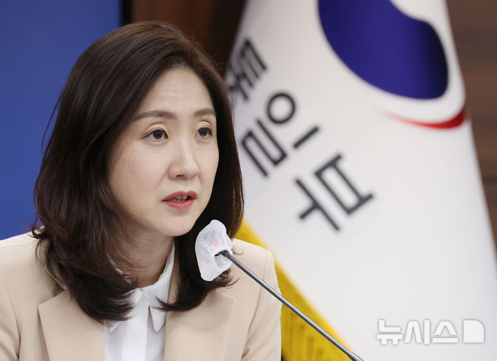[서울=뉴시스] 김명원 기자 = 김수경 전 통일부 차관이 2024년 11월18일 오전 서울 종로구 정부서울청사에서 윤석열 정부 임기 반환점 계기 통일분야 성과 및 향후 추진 계획 브리핑을 하고 있다. 2024.11.18. kmx1105@newsis.com