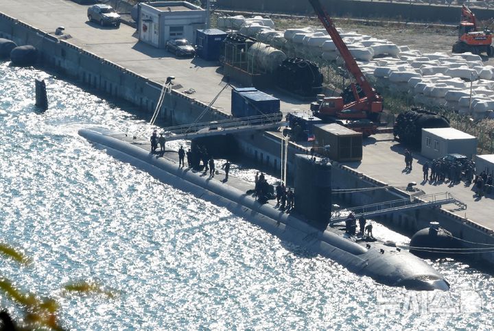 [부산=뉴시스] 하경민 기자 = 미국 해군의 로스앤젤레스급 핵추진 잠수함인 컬럼비아(SSN 771·6900t급)가 지난해 11월18일 오전 부산 남구 해군작전사령부 부산작전기지에 입항하고 있다. 2025.01.14. yulnetphoto@newsis.com