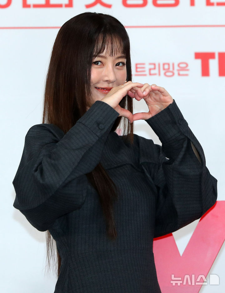 [서울=뉴시스] 김혜진 기자 = 배우 정유미가 18일 오후 서울 구로구 라마다 신도림에서 열린 tvN 드라마 '사랑은 외나무다리에서' 제작발표회에서 포즈를 취하고 있다. 2024.11.18. jini@newsis.com