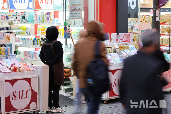 [서울=뉴시스] 황준선 기자 = 18일 서울 중구 명동거리의 한 상점에서 종업원이 손님을 기다리고 있다. 2024.11.18. hwang@newsis.com