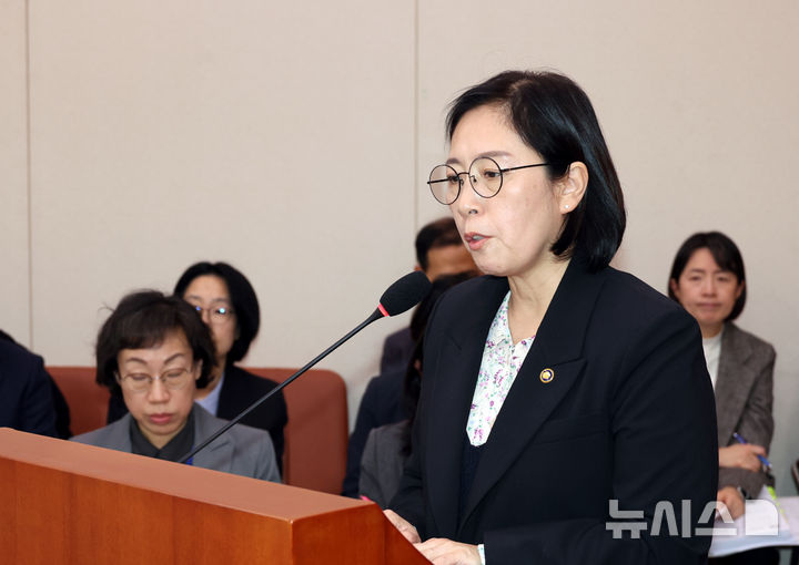 [서울=뉴시스] 고승민 기자 = 신영숙 여성가족부 장관 직무대행이 18일 서울 여의도 국회에서 열린 제418회국회(정기회) 여성가족위원회 제4차 전체회의에서 2025년도 예산안 제안설명을 하고 있다. 2024.11.18. kkssmm99@newsis.com