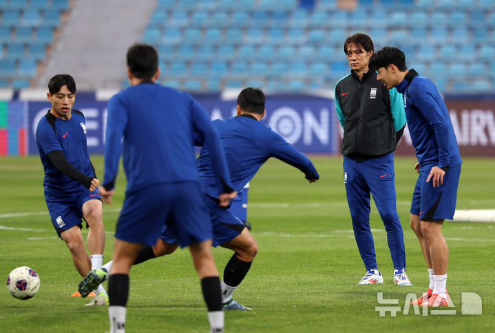 [암만(요르단)=뉴시스] 이영환 기자 = 홍명보 축구 대표팀 감독이 18일 오후(현지시각) 요르단 암만 국제 경기장에서 선수들의 훈련을 지켜보고 있다.홍명보 감독이 이끄는 축구 대표팀은 오는 19일 이곳에서 팔레스타인과 2026 국제축구연맹(FIFA) 북중미 월드컵 아시아 3차 예선 B조 6차전을 치른다. 2024.11.18. 20hwan@newsis.com