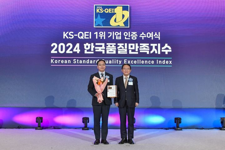 박윤경 영림원소프트랩 부사장(왼쪽)이 품질만족지수(KS-QEI) ERP 부문 1위 기업 인증식에서 기념 사진을 찍고 있다(사진=영림원소프트랩 제공) *재판매 및 DB 금지