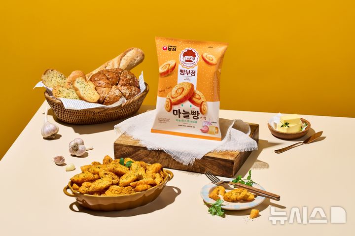 [서울=뉴시스] 농심 빵부장 마늘빵. (사진= 농심 제공)