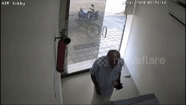 [서울=뉴시스] 인도에서 야생 멧돼지가 은행 현금인출기(ATM) 부스 안으로 들이닥치는 사고가 발생했다. (사진=docnhanh) *재판매 및 DB 금지