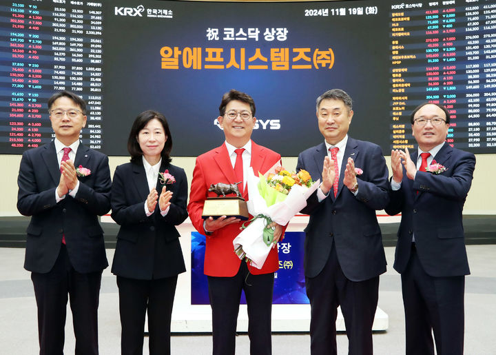 한국거래소 코스닥시장본부는 19일 오전9시 서울사옥 홍보관에서 '알에프시스템즈' 코스닥시장 상장기념식을 개최했다. (왼쪽부터) 김대영 한국IR협의회 부회장, 이미현 한국거래소 코스닥시장본부장보, 한기우 알에프시스템즈 대표이사, 임정규 교보증권 부사장, 강왕락 코스닥협회 부회장, (사진=한국거래소 제공) photo@newsis.com *재판매 및 DB 금지