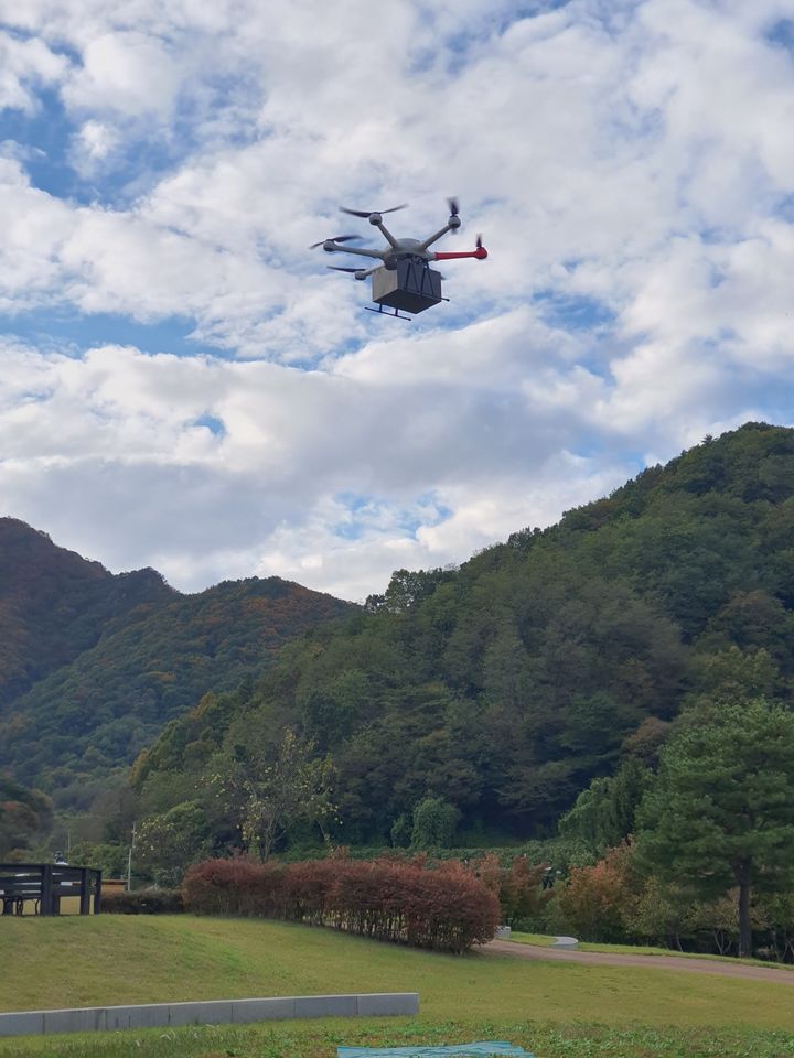 [금산=뉴시스] 충남 금산군 드론특별자유화구역 실증 비행 모습. (사진= 금산군 제공) *재판매 및 DB 금지