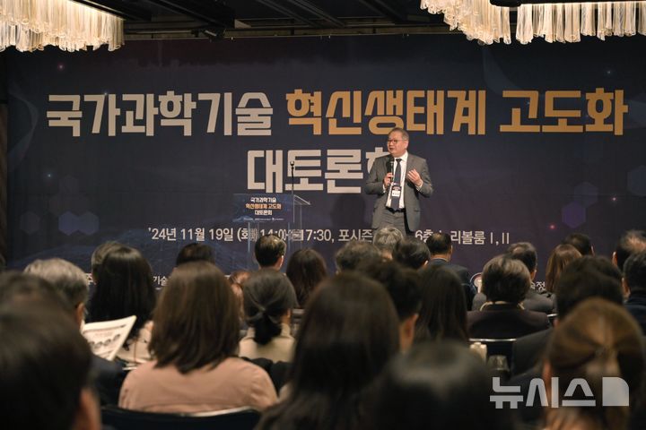 [서울=뉴시스]박상욱 과학기술수석비서관이 19일 포시즌스 호텔 서울에서 열린 '국가과학기술 혁신생태계 고도화 대토론회'에서 기조강연을 하고 있다. (사진=과학기술정보통신부 제공)