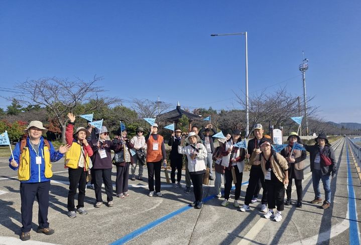 [광양=뉴시스] 전남 광양시 남파랑길 2박 3일 팸투어에 참여한 여행객들이 손을 흔들고 있다. (사진=광양시 제공) 2024.11.19. photo@newsis.com *재판매 및 DB 금지