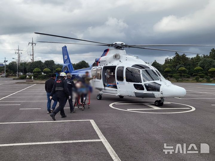 [제주=뉴시스] 19일 오전 제주 서귀포시 표선면 소재 식품사업장에서 지게차에 깔린 작업자가 소방헬기에 의해 병원으로 옮겨지고 있다. (사진=제주소방안전본부 제공) 2024.11.19. photo@newsis.com  