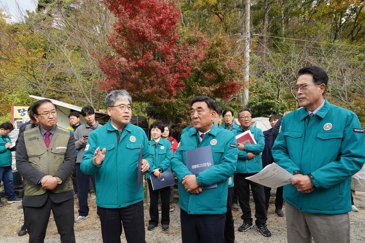 [울주=뉴시스] 임상섭(왼쪽서 두번째) 산림청장이 19일 울산 울주군 소나무재선충병 피해 극심지역에서 지자체 관계자들과 방제전략에 대해 논의하고 있다.(사진=산림청 제공) *재판매 및 DB 금지